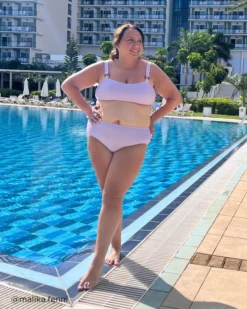 PASTEL LILAC Bandeau Bikini Top -Swim Pretty Shop https3A2F2Fwww.lavieenrose.com2Fglobalassets2Flver2Fpictures 23s32Fshoot rs2Fmalika.fenni 32.jpg 640x